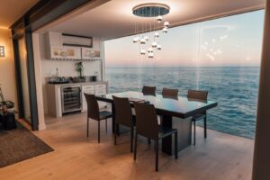 ensemble de table à manger placé à côté d'une fenêtre en verre