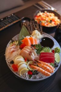 Un plateau de sushis japonais magnifiquement présenté comprenant une variété de délices de fruits de mer frais.