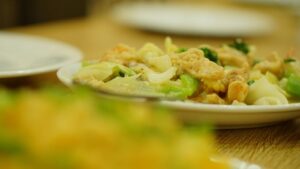 un gros plan d'une assiette de nourriture sur une table